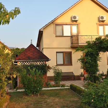 Квітковий Двір Golubinoye Buitenkant foto