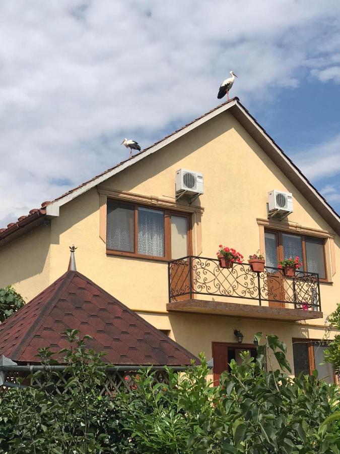 Квітковий Двір Golubinoye Buitenkant foto