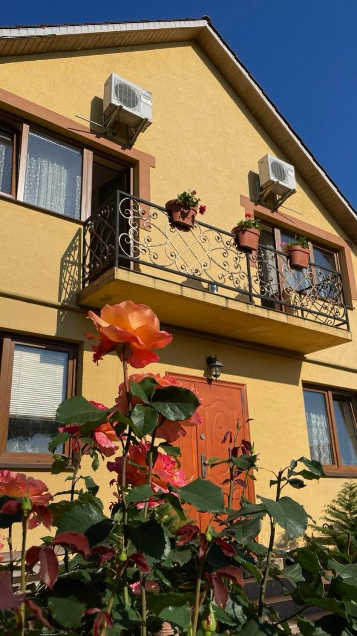 Квітковий Двір Golubinoye Buitenkant foto