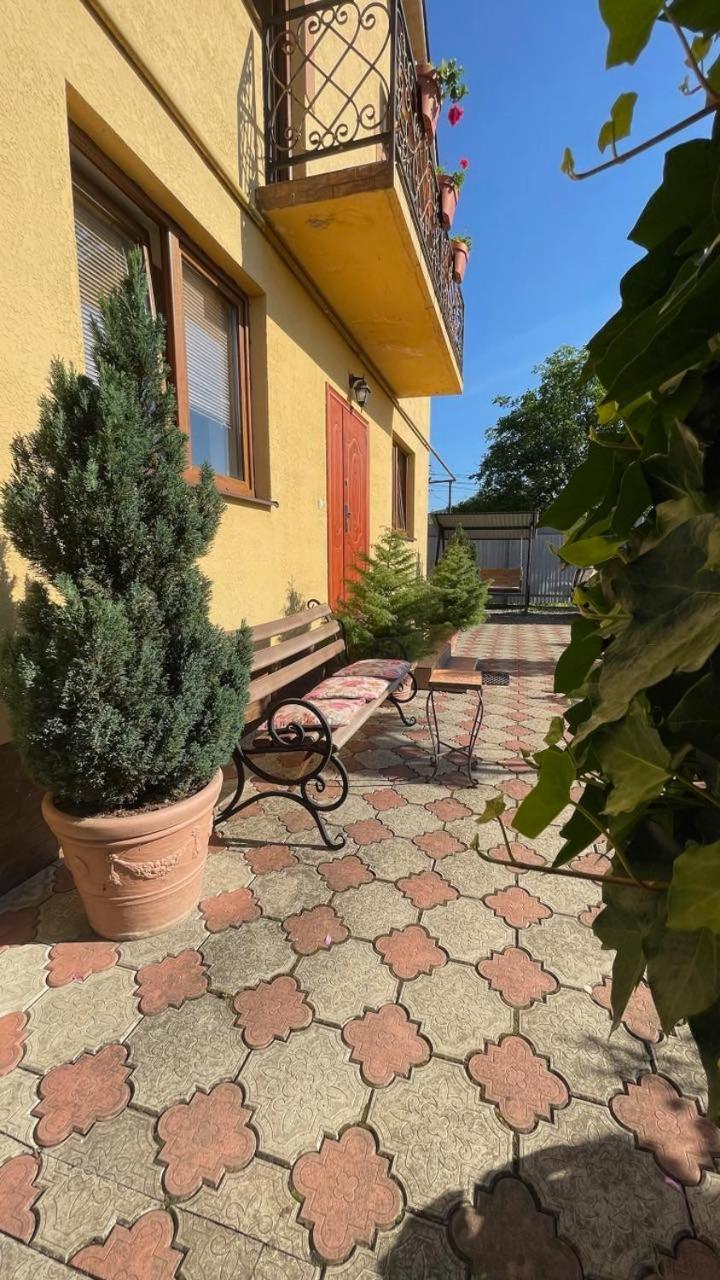 Квітковий Двір Golubinoye Buitenkant foto