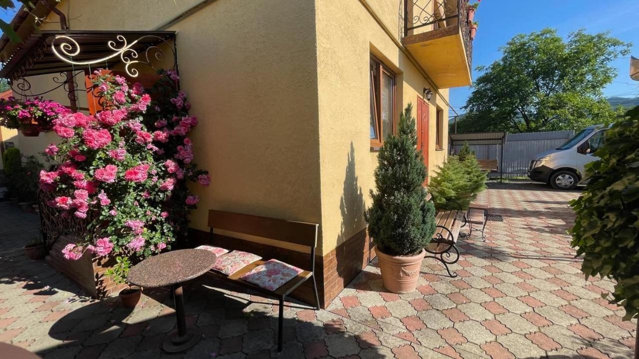 Квітковий Двір Golubinoye Buitenkant foto