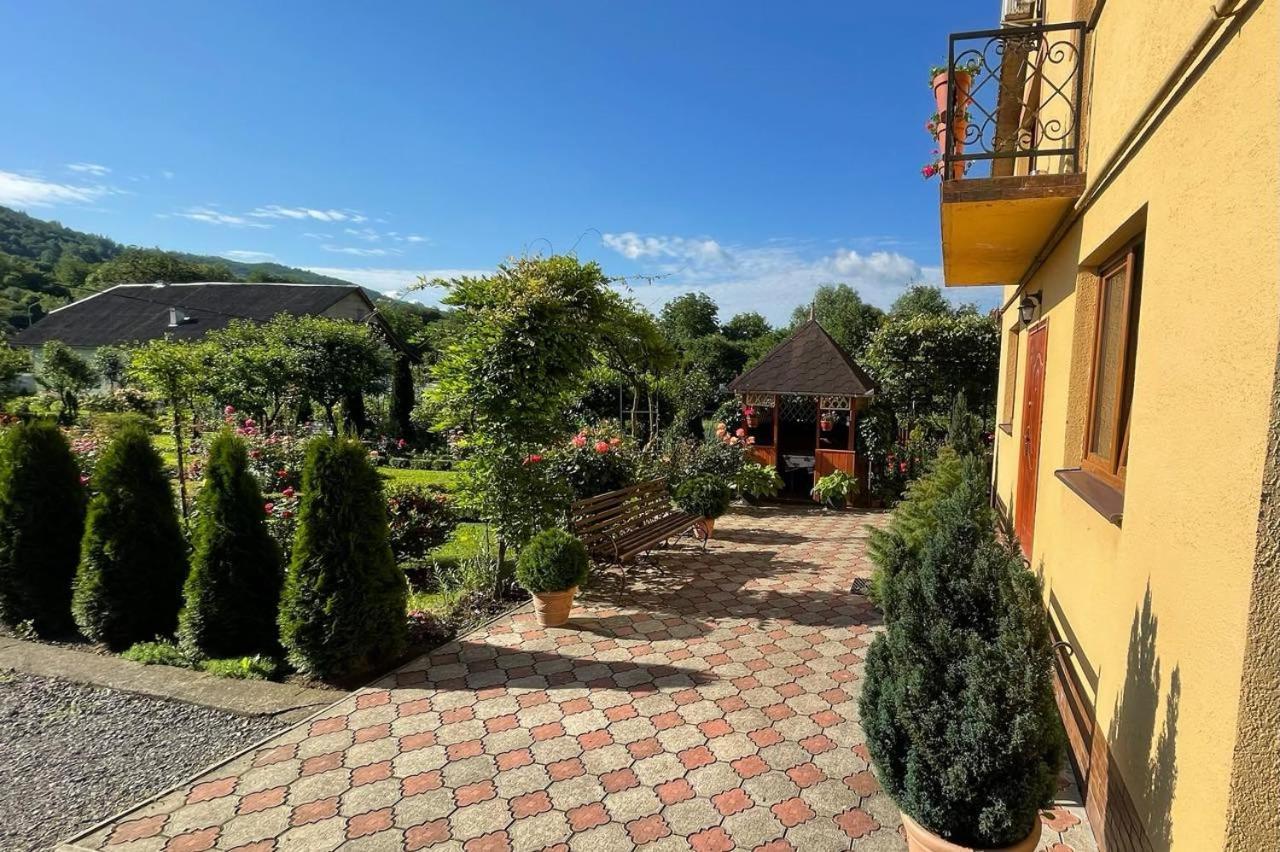 Квітковий Двір Golubinoye Buitenkant foto
