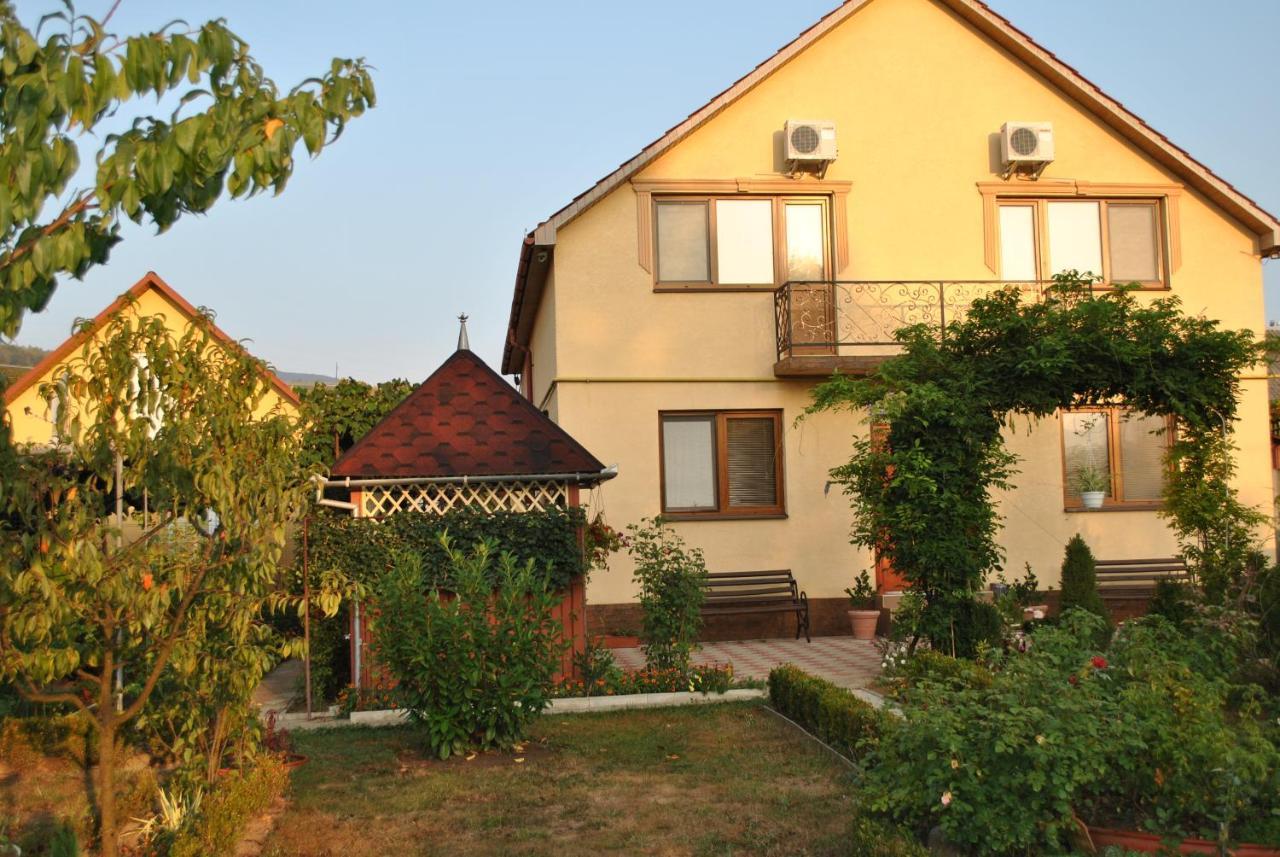 Квітковий Двір Golubinoye Buitenkant foto